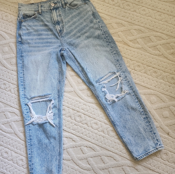 AMERICAN EAGLE MOM JEANS LIGHT WASH - Picture 3 of 16